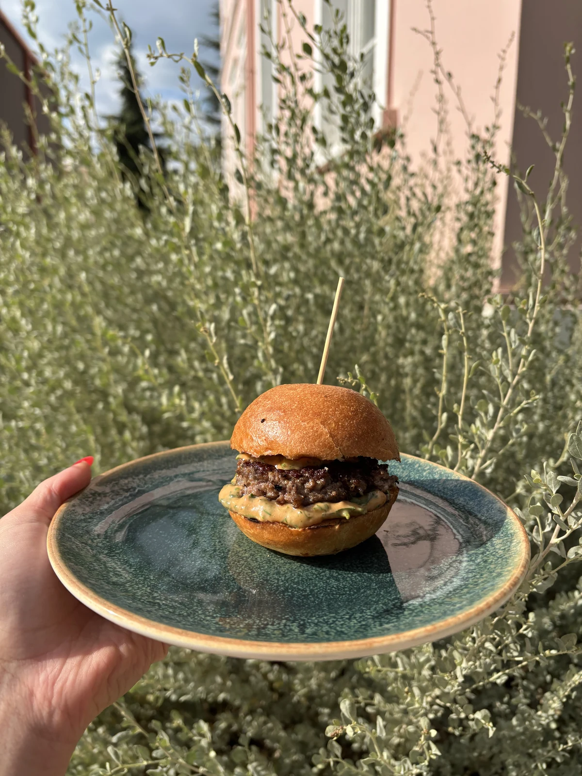 Gastronun Eşsiz Hamburgeri sunumu